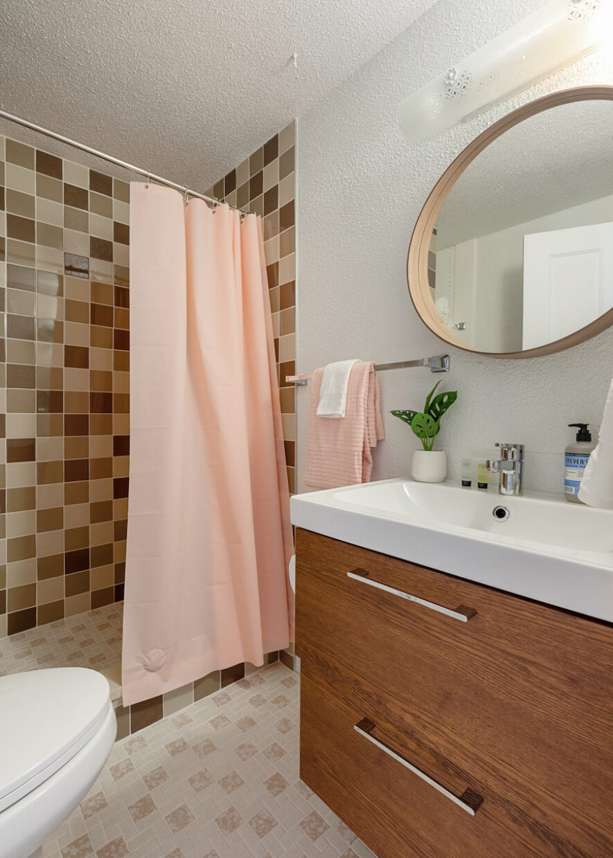 bathroom-interior-design-pink-shower-curtain