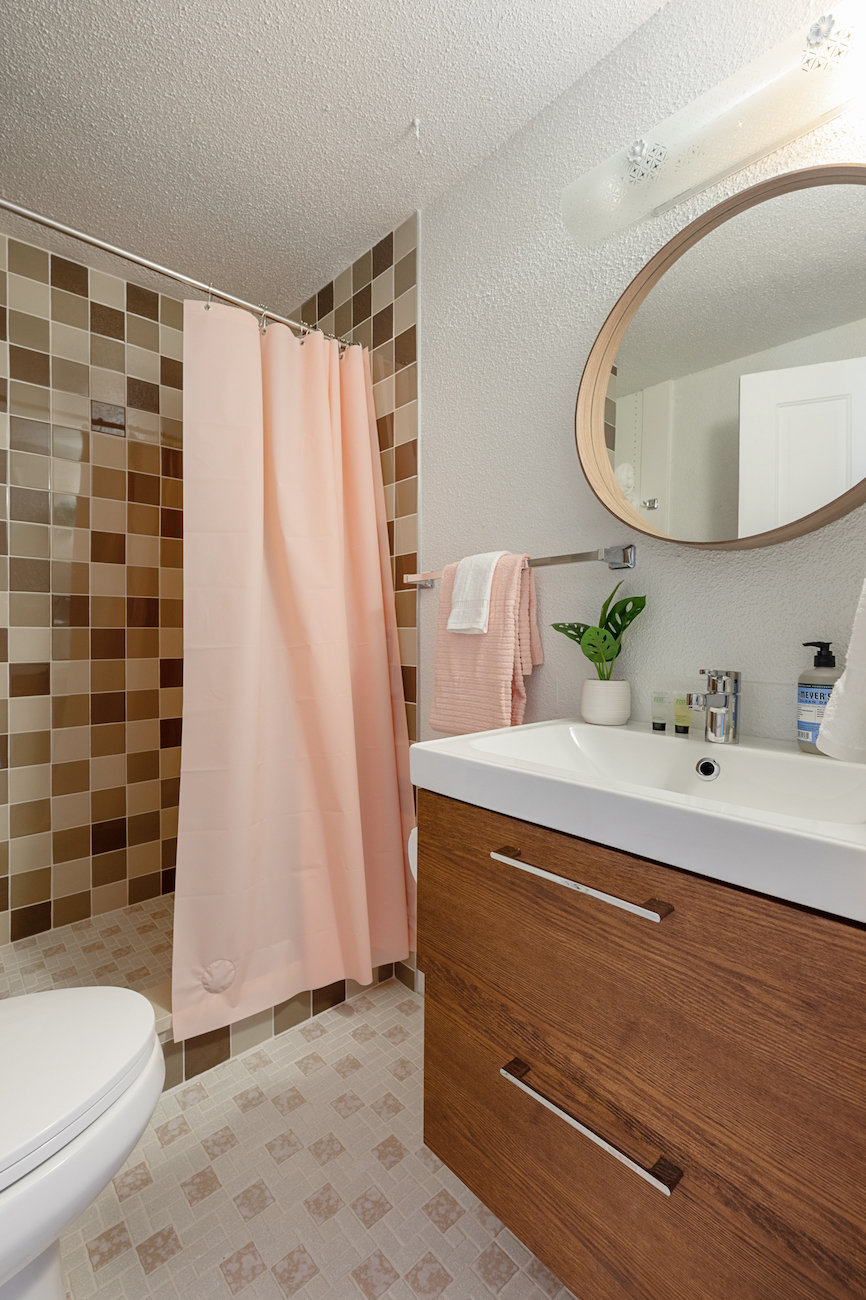 bathroom-interior-design-pink-shower-curtain