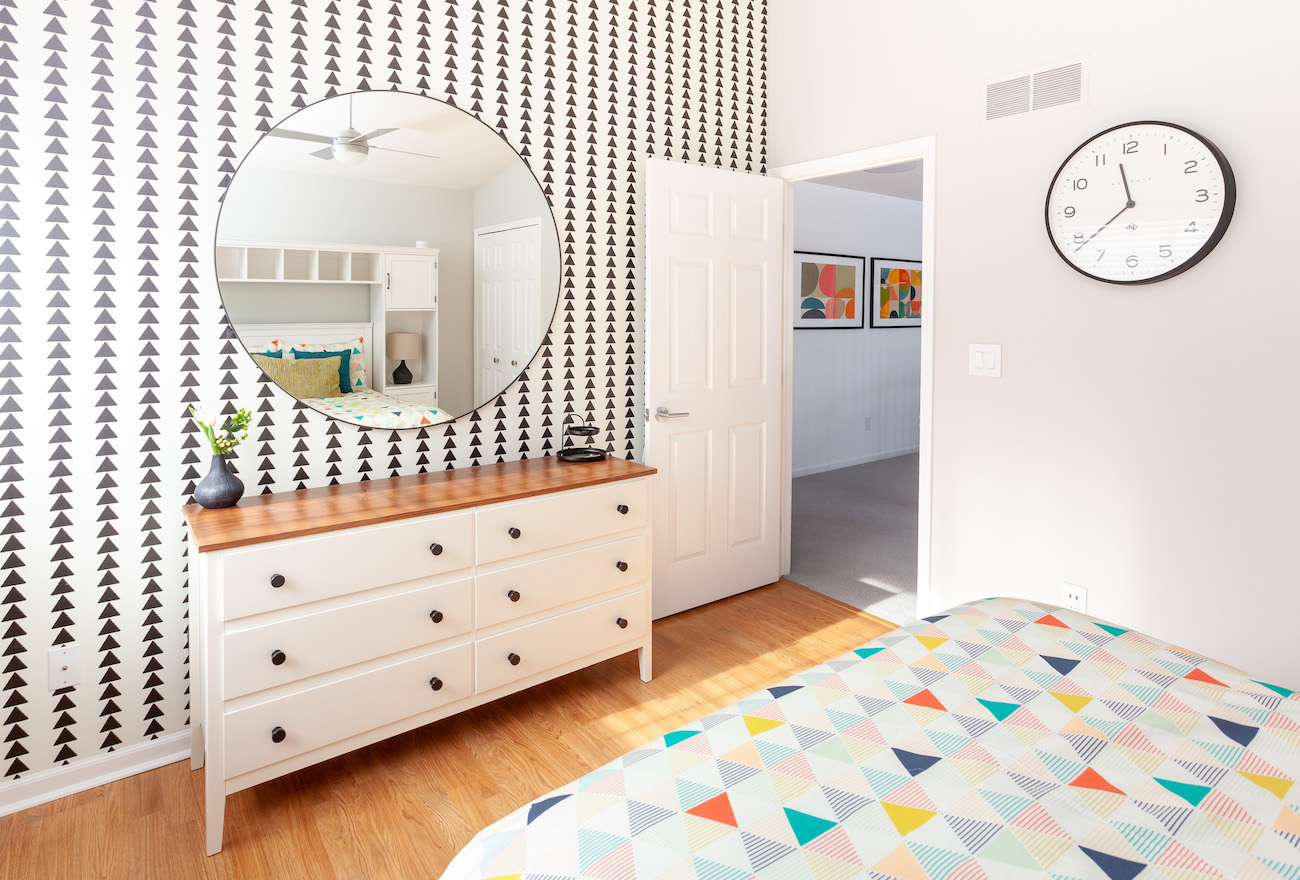 kids-bedroom-design-round-mirror-wallpaper-accent-wall