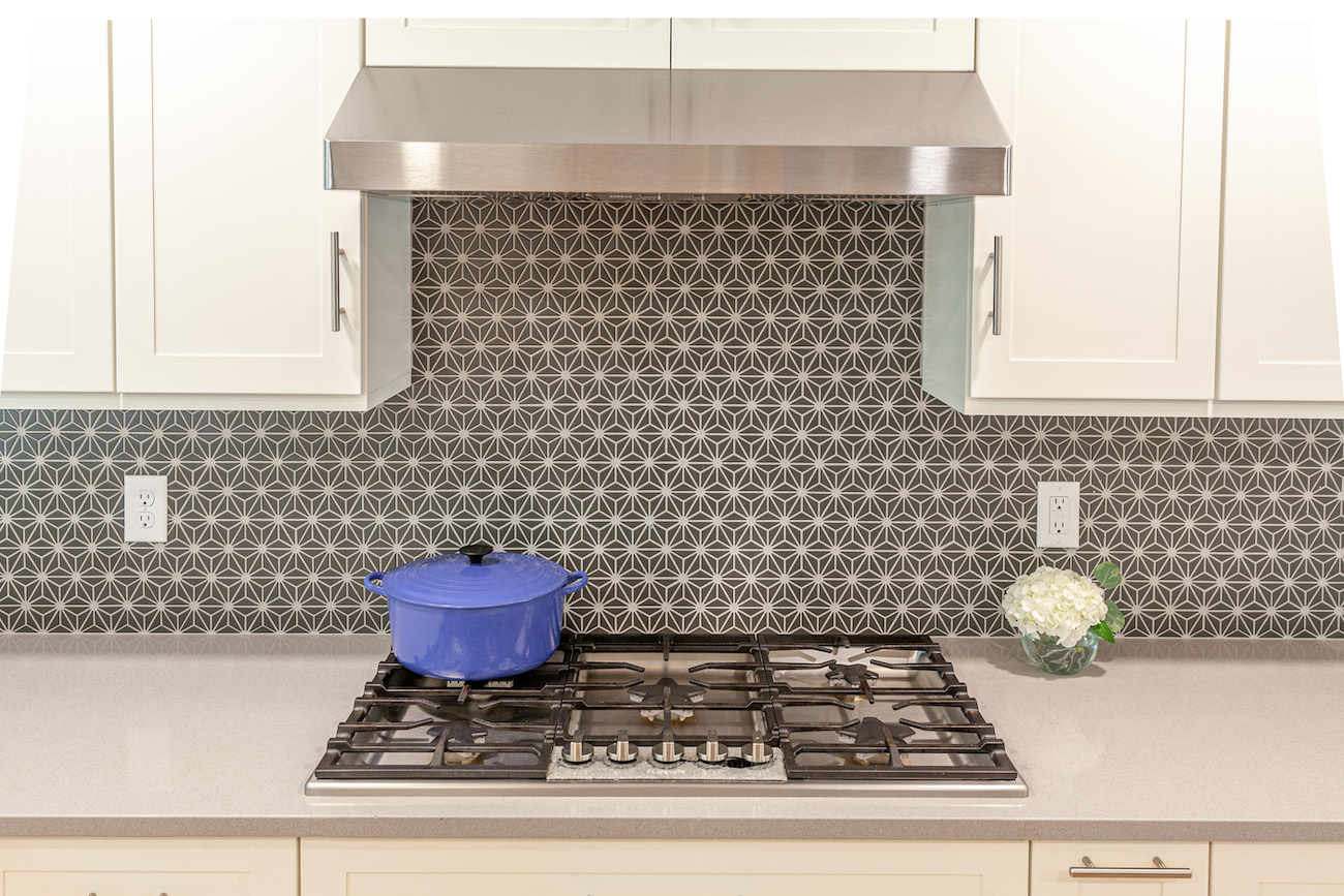 kitchen-design-blue-dutch-oven-pot-stainless-steel-hood