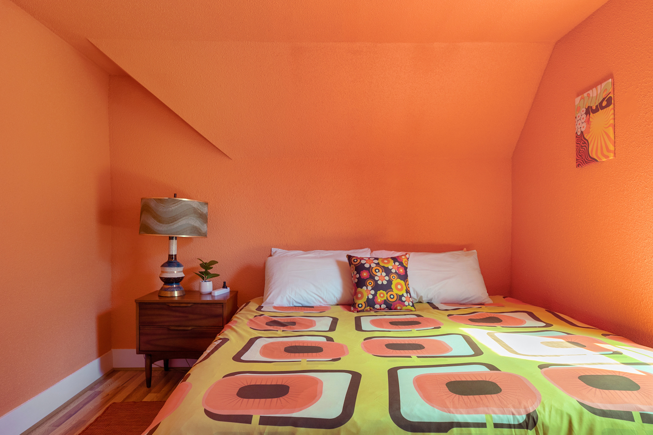 midcentury-mdoern-bedroom-interior-design-orange-walls