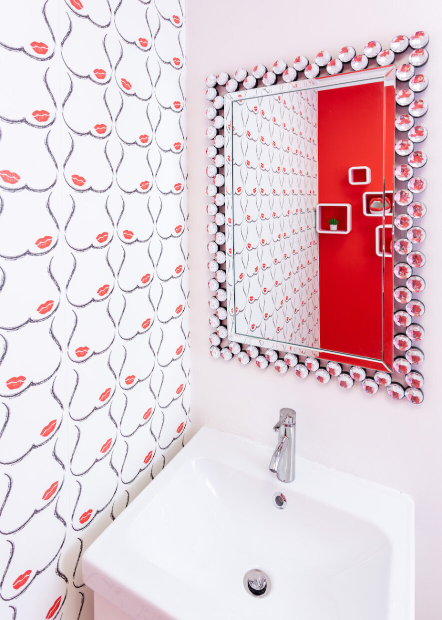 red-lipstick-mark-wallpaper-interior-design