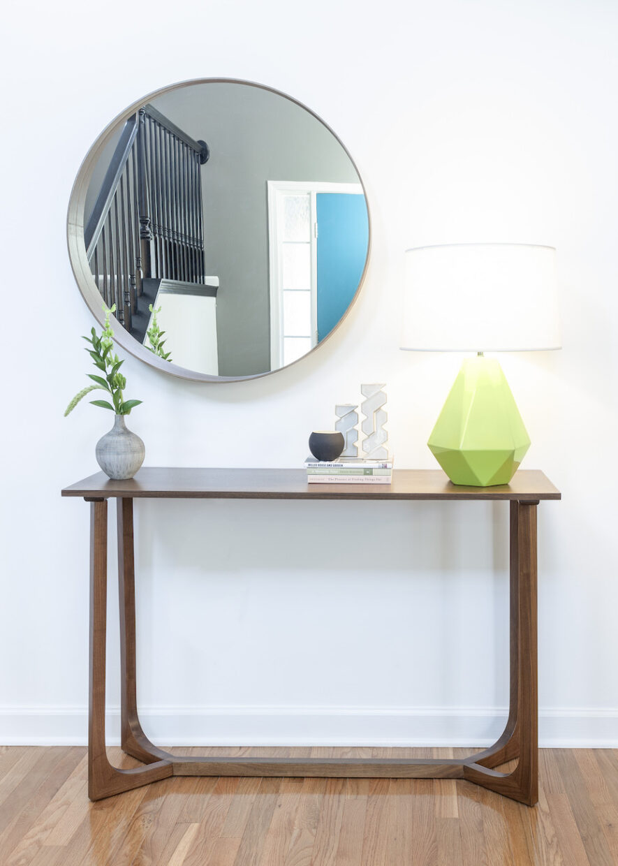 round-mirror-green-lamp-interior-design-decor