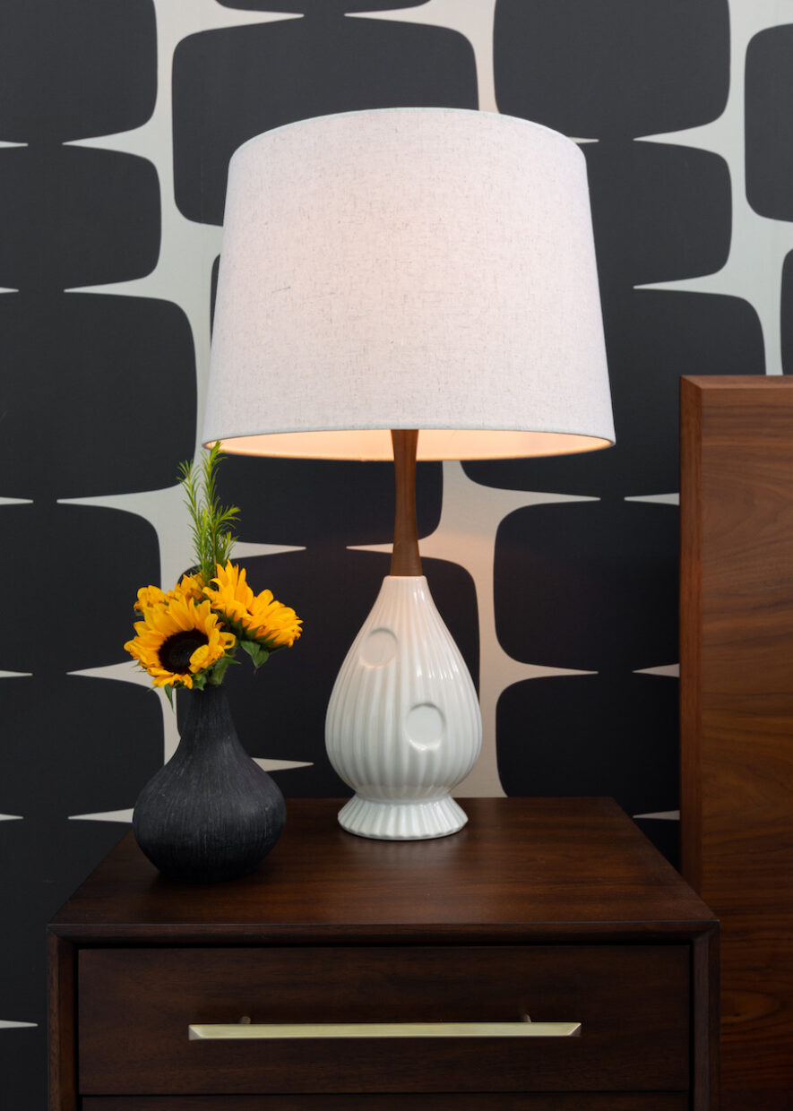 bedroom-design-sunflowers-vase-nightstand