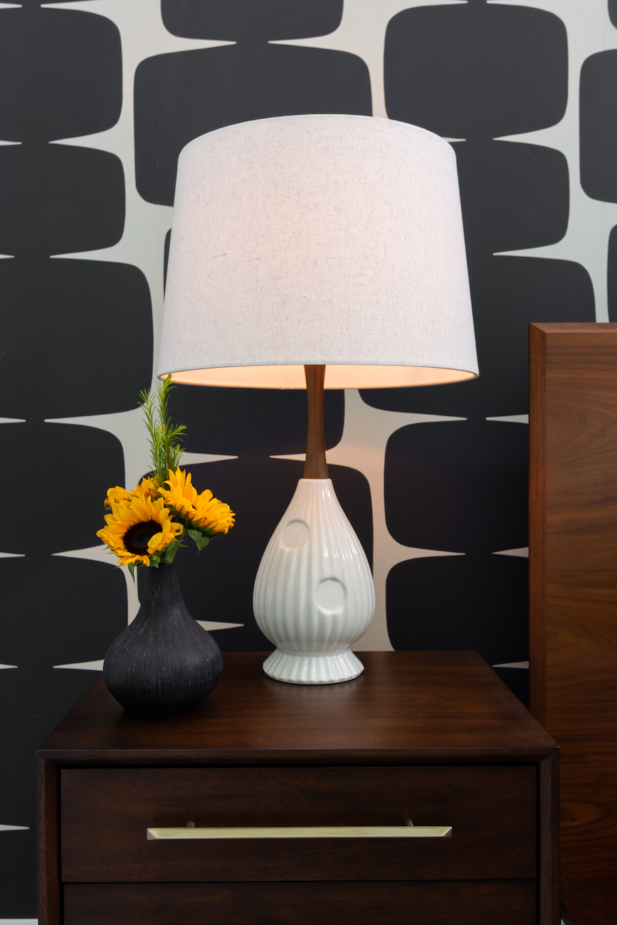 bedroom-design-sunflowers-vase-nightstand