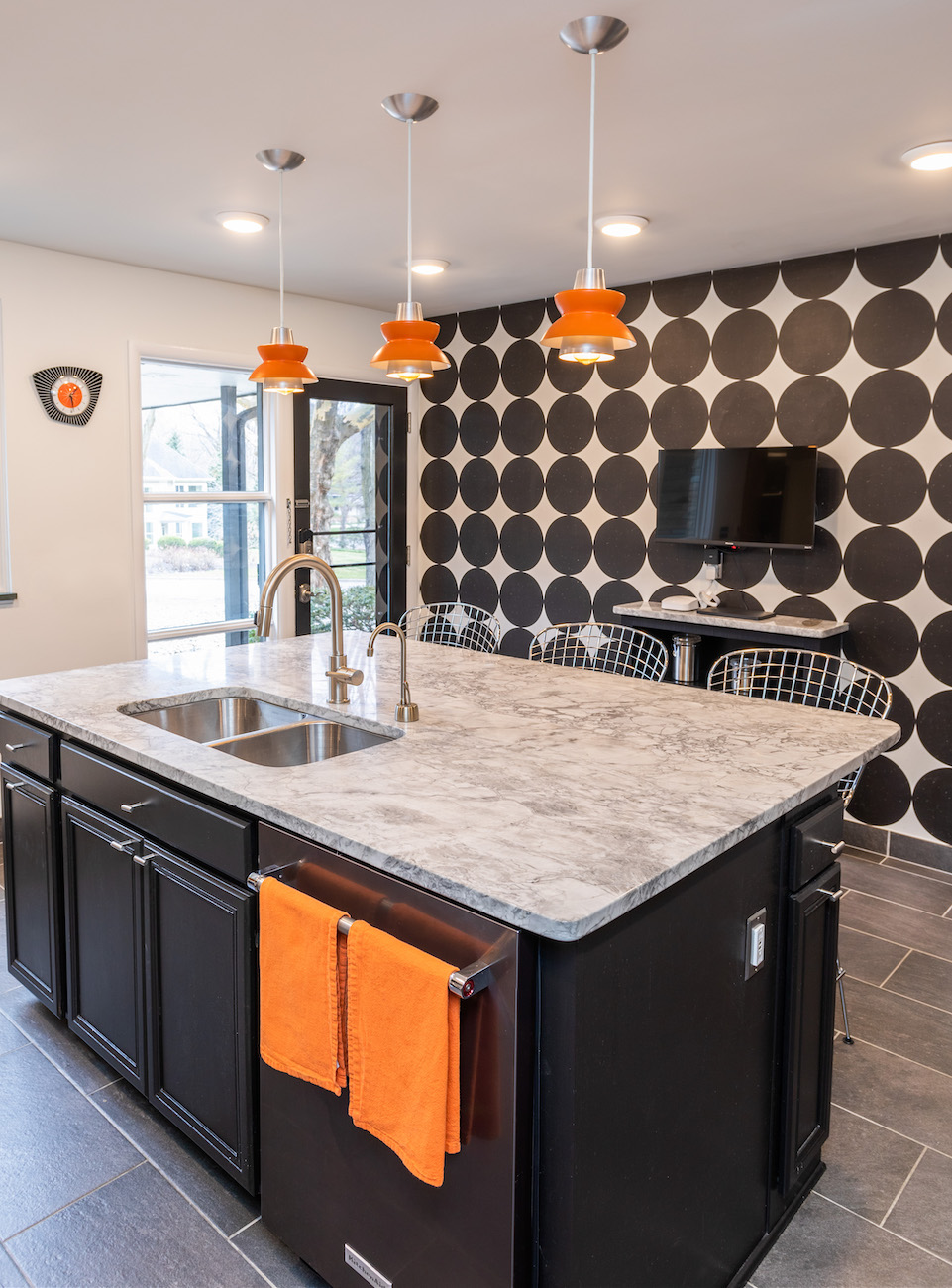 black-and-white-kitchen-design-midcentury-retro