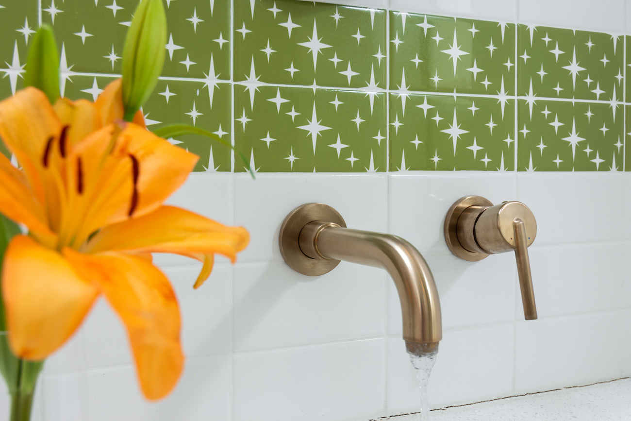 green-and-white-tile-bathroom-design
