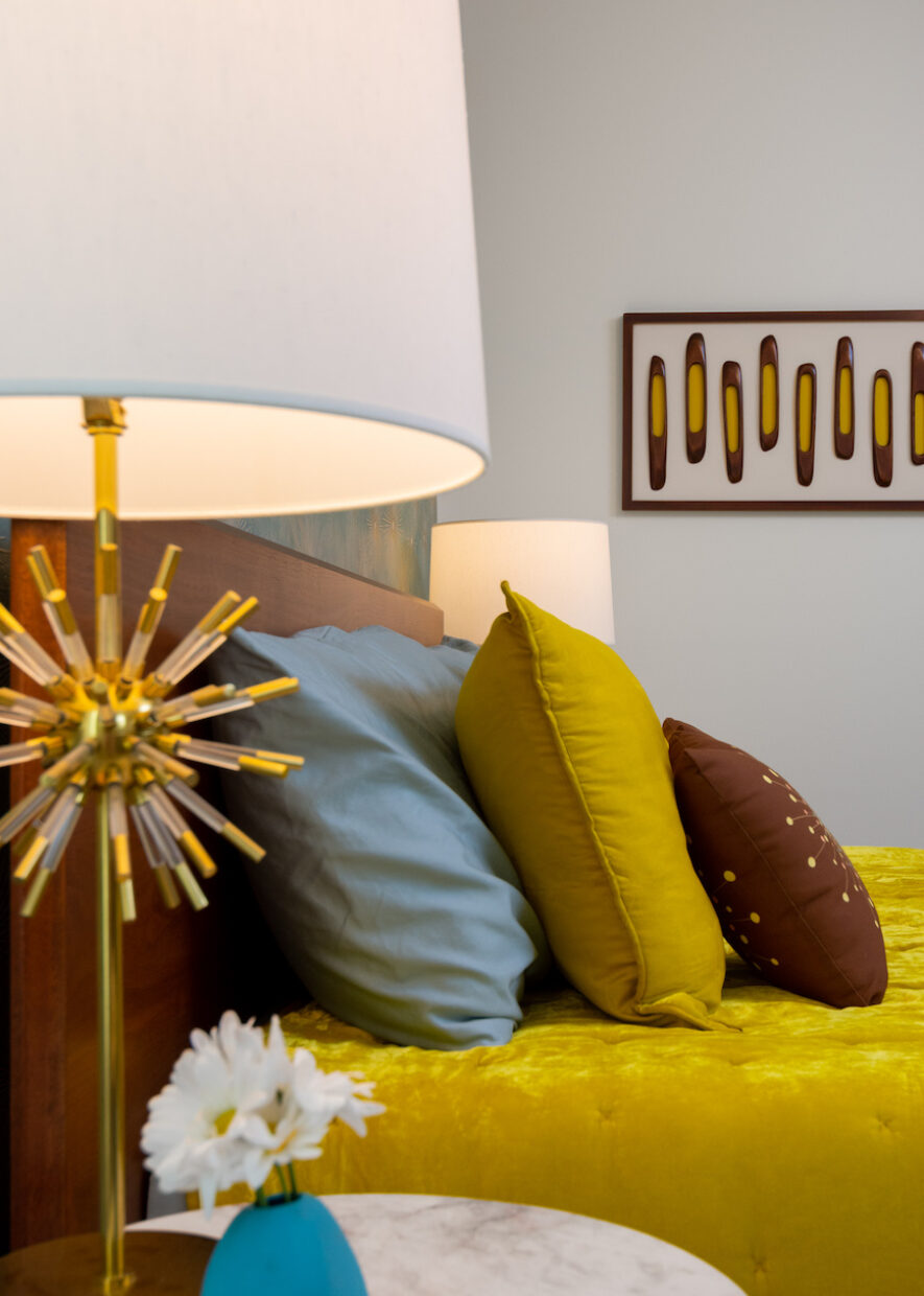 midcentiry-modern-bedroom-design-lamp-nightstand
