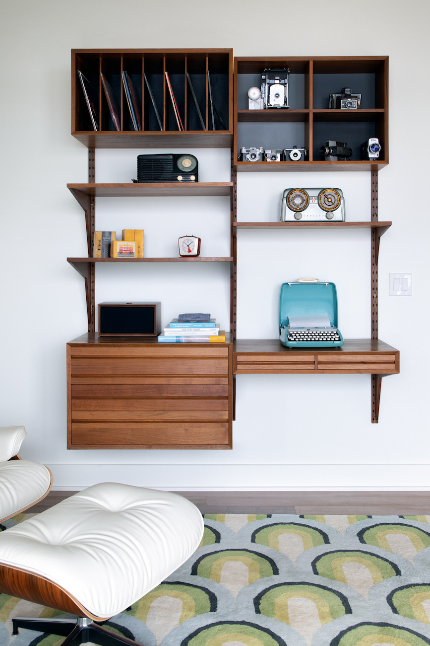 vintage-cameras-radios-typewriter-home-office-design